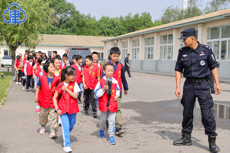 【津云镜头】走进警犬基地 过一个“不一样的儿童节”