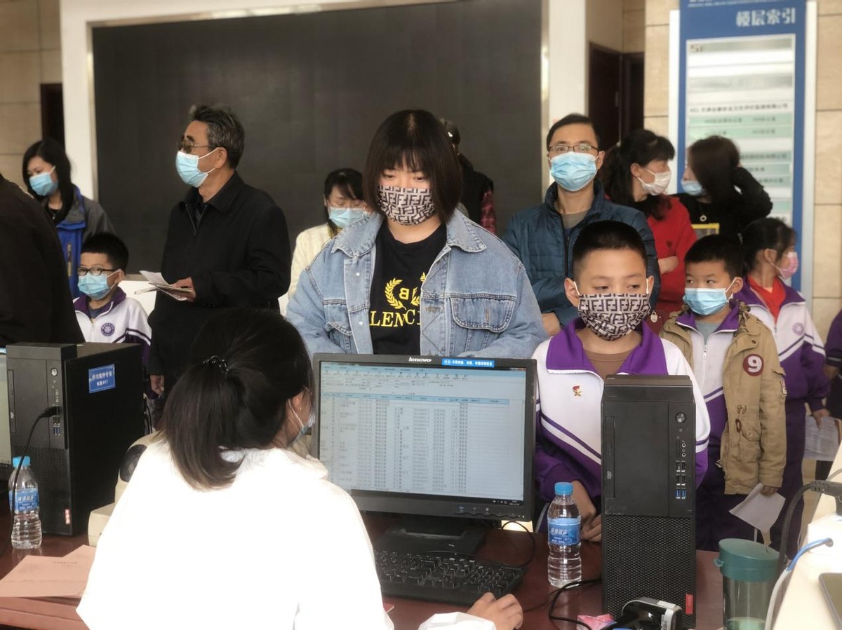 小朋友们，来打苗苗啦！不要怕，有叔叔阿姨陪着你