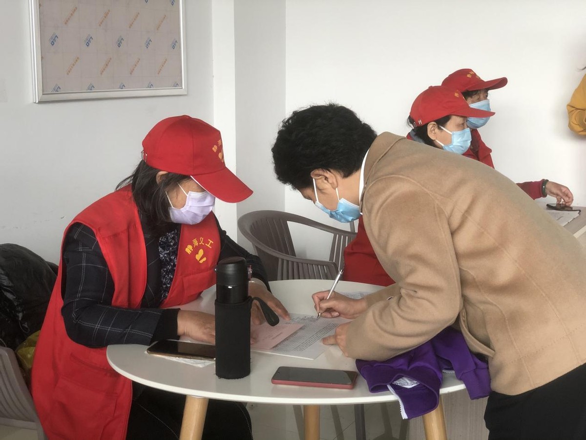 小朋友们，来打苗苗啦！不要怕，有叔叔阿姨陪着你