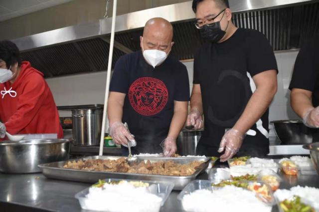 你为疫情不顾身 有人问你饭可温