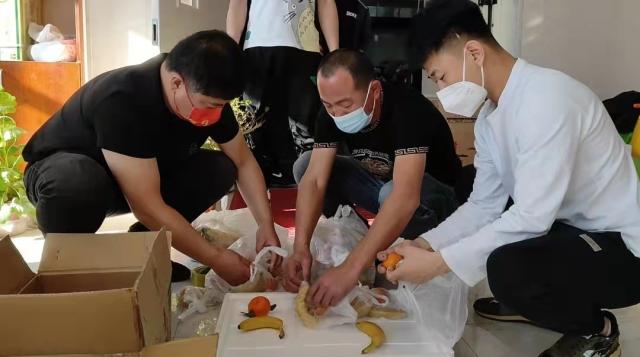 你为疫情不顾身 有人问你饭可温