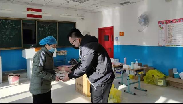 你为疫情不顾身 有人问你饭可温