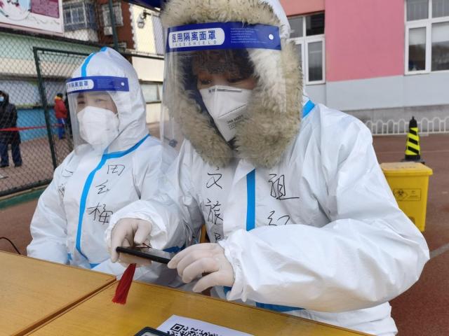 核酸大筛中两代人的故事