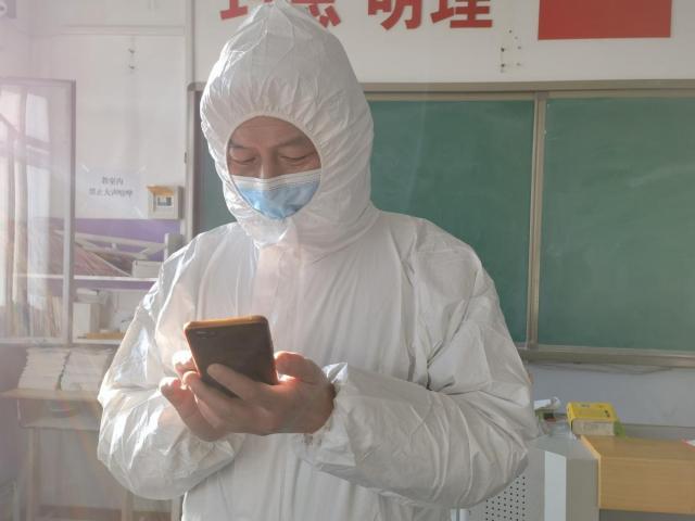 核酸大筛中两代人的故事