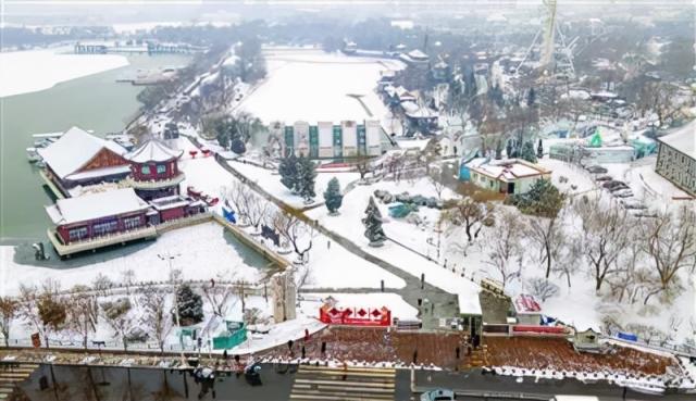 连夜清融雪 全力保畅通 本次清融雪工作对疫情防控重点区域进行了针对性部署
