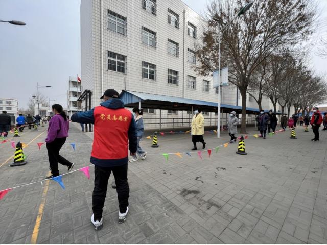 融媒探访丨教师志愿者“主播”与“大白”的日夜流转