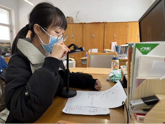 融媒探访丨教师志愿者“主播”与“大白”的日夜流转