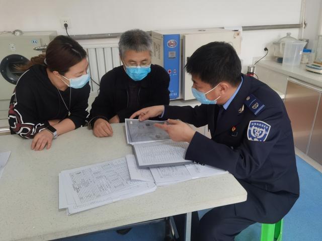依法亮剑！打响食品安全“保胃战”