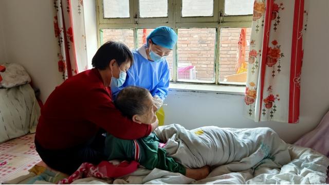 打开“心头锁”老人接种“暖心疫苗”
