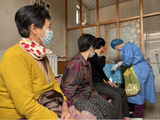 全方位、接地气！“花式”宣传让老年人疫苗接种暖心“到家”
