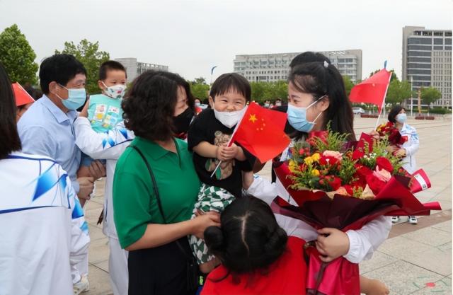 刘春雷金汇江率队迎接最美逆行者 34名援沪英雄凯旋 欢迎你们回家