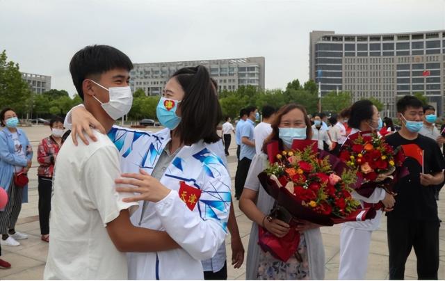 刘春雷金汇江率队迎接最美逆行者 34名援沪英雄凯旋 欢迎你们回家