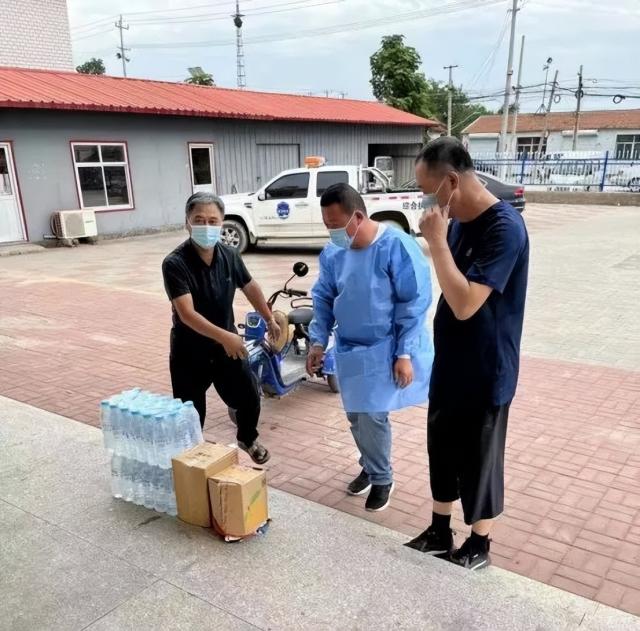 高温下 夜色中 他们“汗”卫千家万户