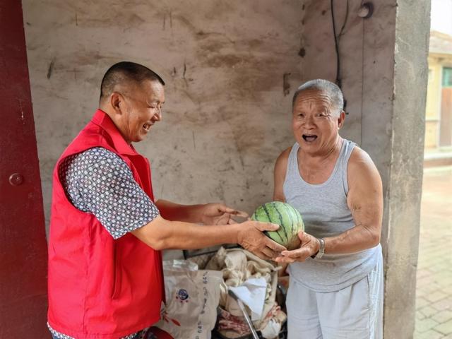 一袋西瓜，一份沉甸甸的爱