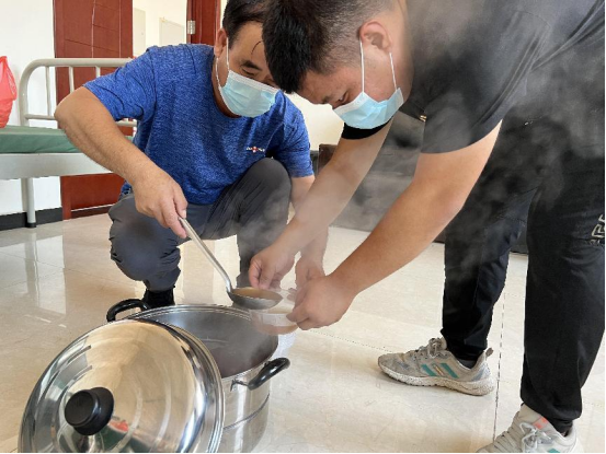静海区核酸采样现场惊现“冻感超人”