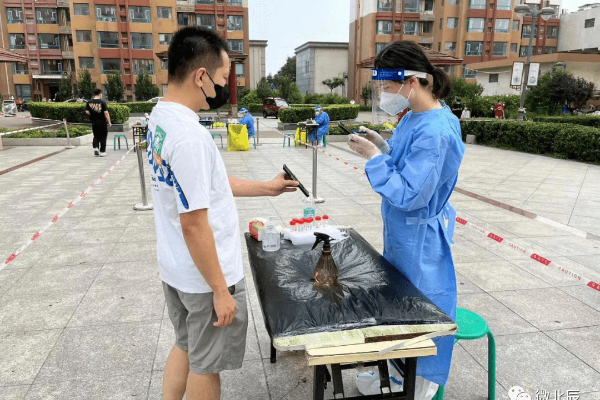 北辰区双街镇隆园社区进行核酸检测志愿服务
