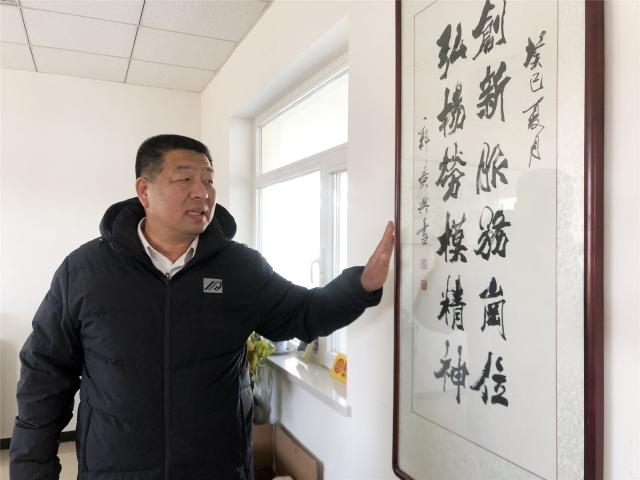 河堤之上,唐云洪俯瞰后江石沽村,不禁感慨万千.