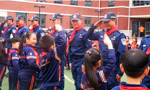 特警五支队携手岳阳道小学开展安全宣讲规范小学生行走坐立警民共建