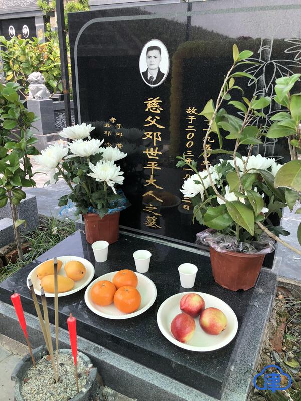 邓世平老师坟墓邓铃说,追思会结束后,她们带着父亲的骨灰从新晃到长沙