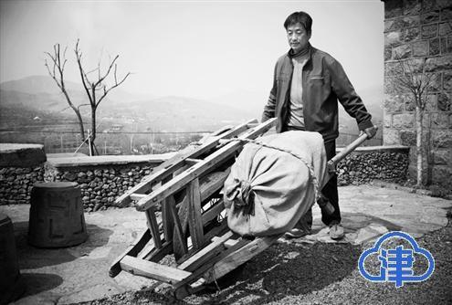 一辆小推车,是当年支援前线的主要运输工具.