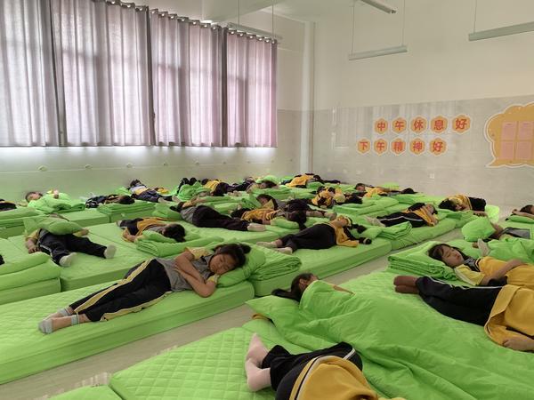 不用趴躺着睡郑州小学试行午休课
