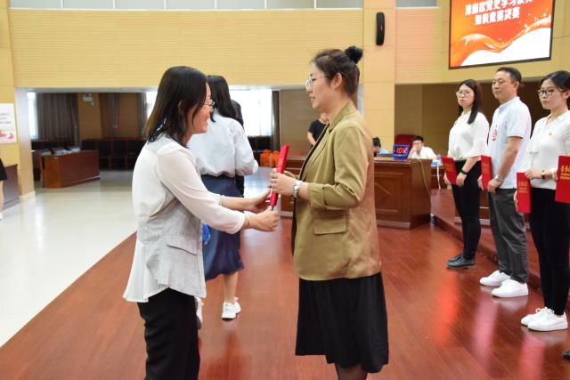 系统代表队和来自八里台第二中学的付建怡从众多竞争对手中脱颖而出