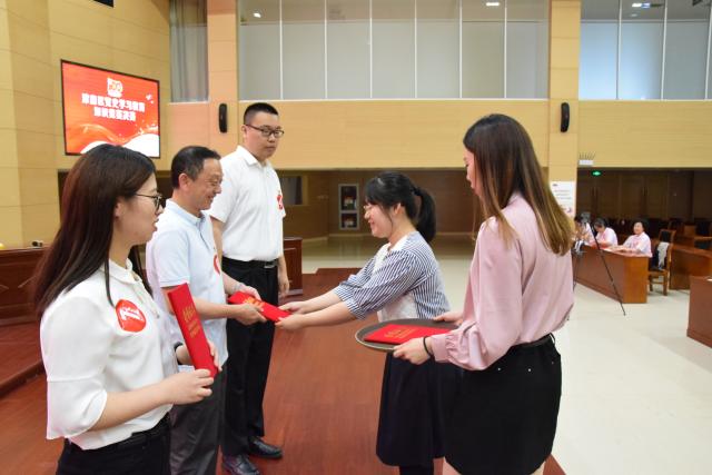系统代表队和来自八里台第二中学的付建怡从众多竞争对手中脱颖而出