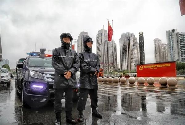 市公安特警总队三支队特警队员雨中坚守重要路段.