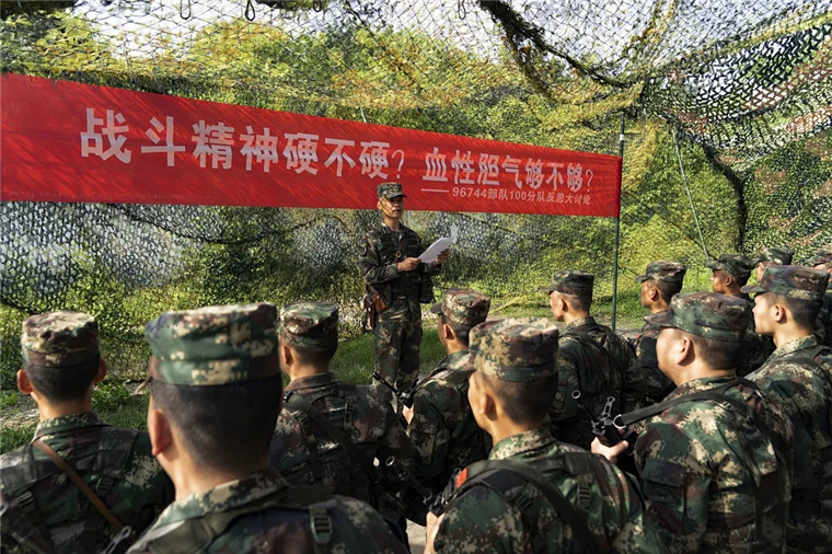 来自基层的12名部队主官或政治工作部主任,围绕党委管教抓教主体责任