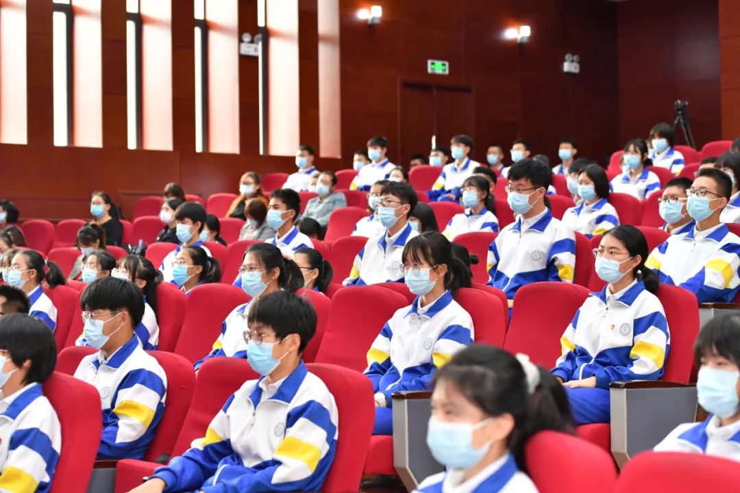 区领导到崇化中学讲授思政课