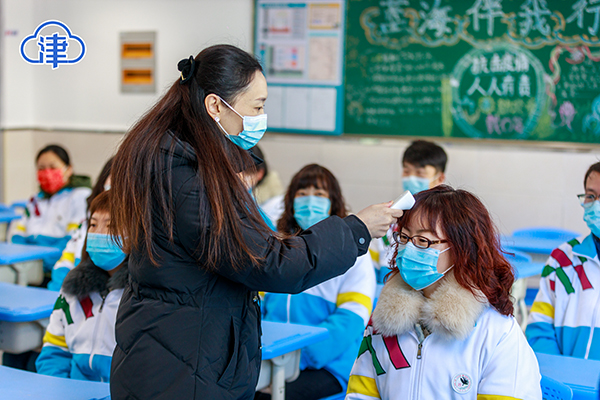 日前,天津市第25中學開展疫情防控常態化演練,由教師身著校服扮演