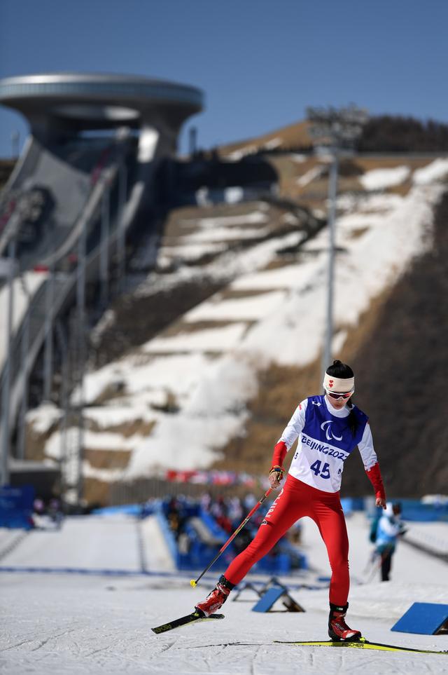 王跃夺得冬残奥会女子中距离自由技术视障组银牌