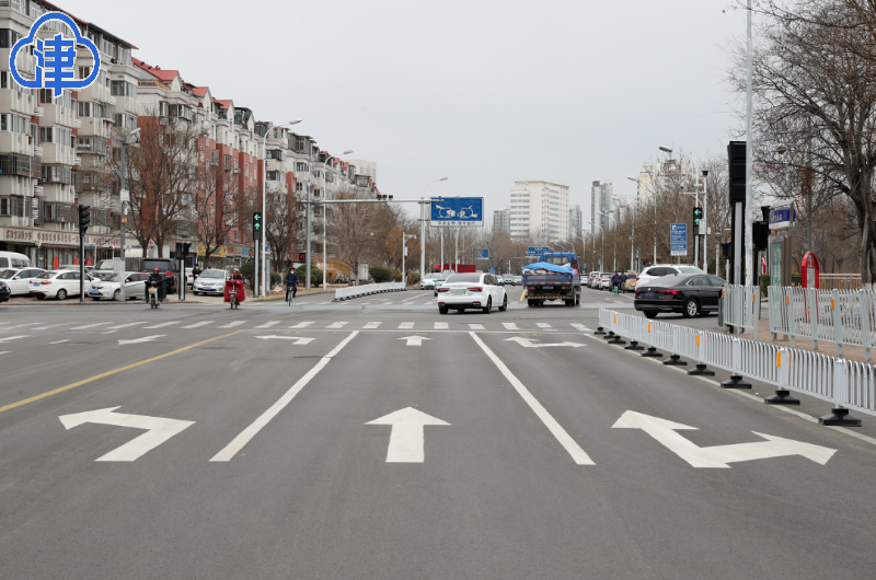 计划驶往红旗路,邵公庄方向的车辆,在路口应占用右侧两车道直行通过