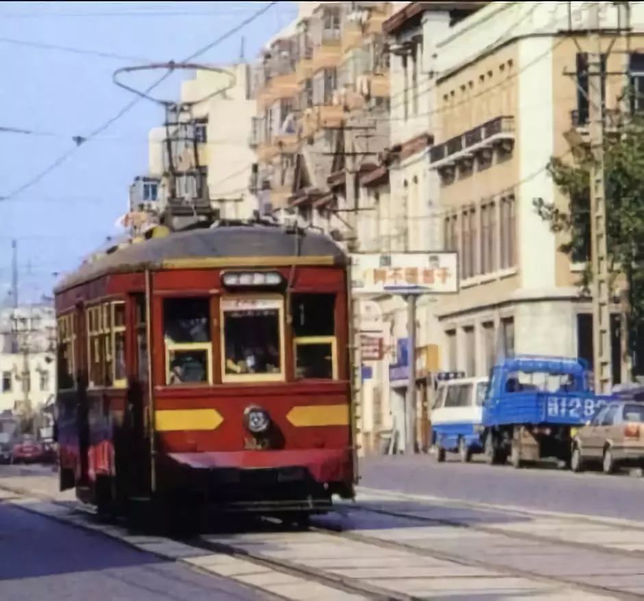 北马路,南马路和西马路当时咱们的铛铛车1906年天津就率先运营了国内