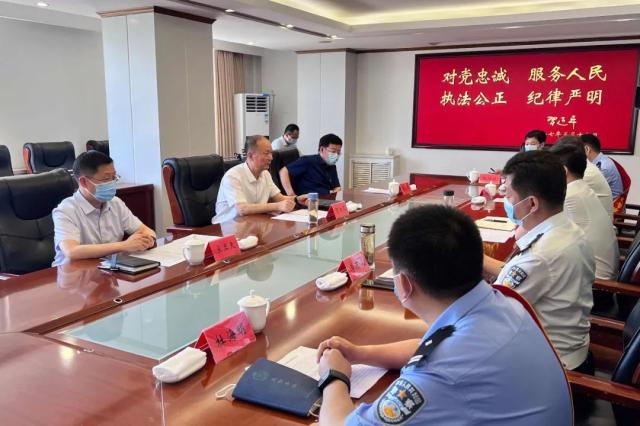 和被评为全国优秀人民警察的兴华街派出所副所长李占山表示热烈祝贺