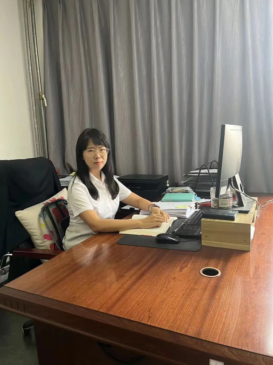 李丹,天津市南开公证处公证员在节目进行中交通广播直播间热线电话