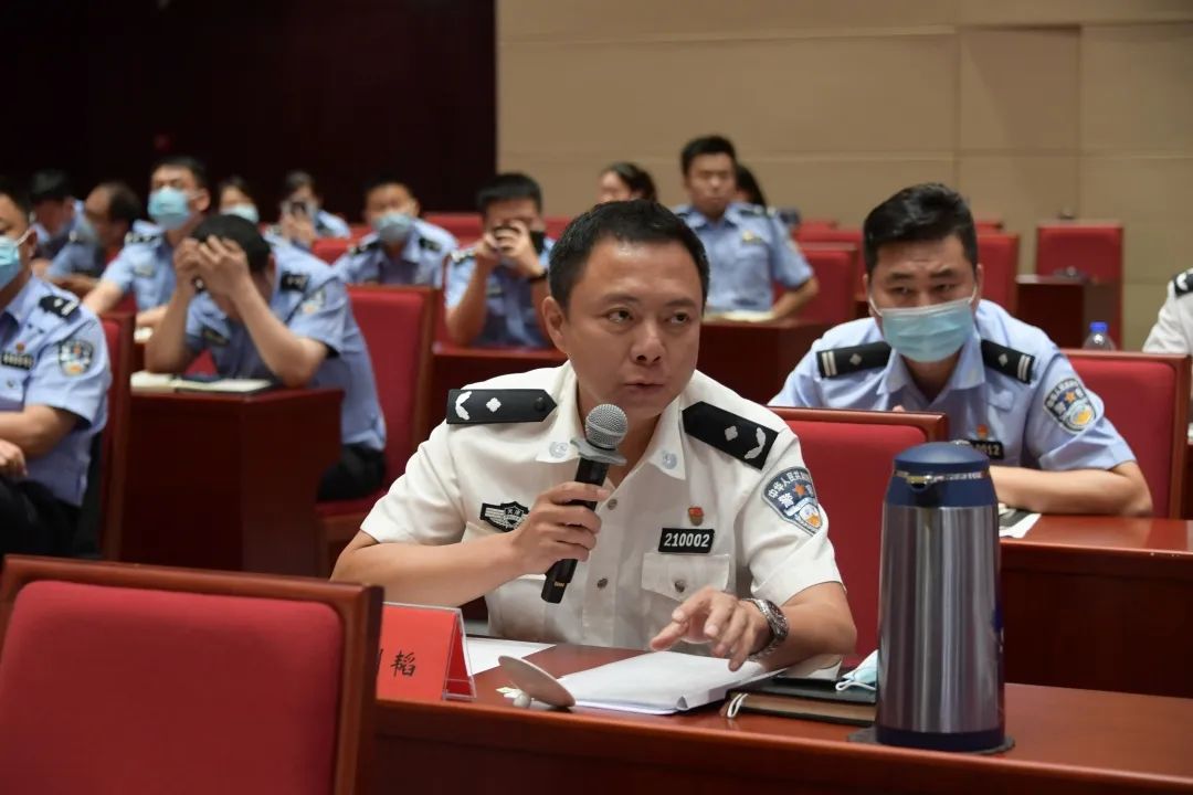 处处长王晖市公安局科信总队二支队支队长张可新评委提问市人大代表