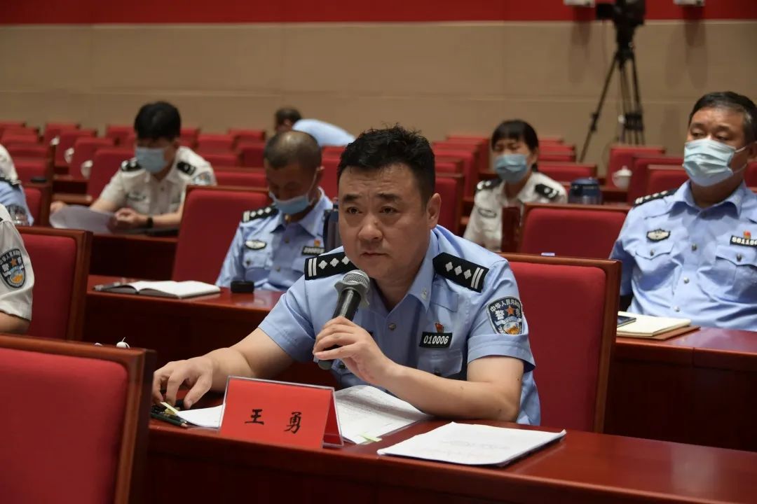 评委提问市公安局指挥中心副主任王勇专业能手综合组评审组组长郝卫国