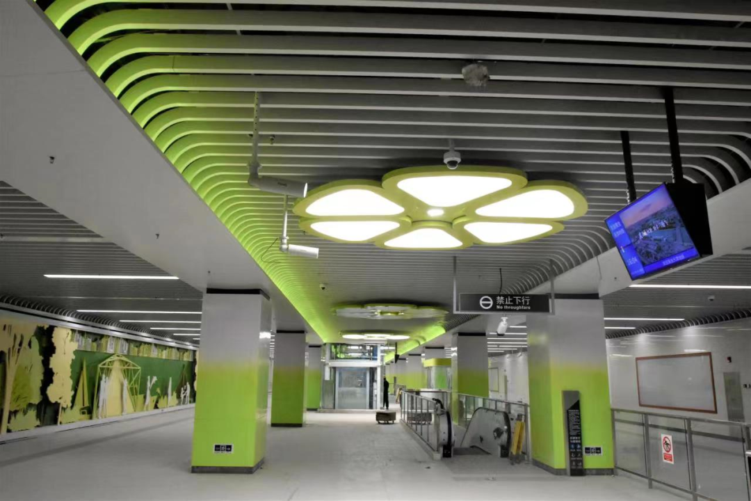 作为天津地铁10号线5座主题特色车站之一,与2号线实现换乘的屿东城站