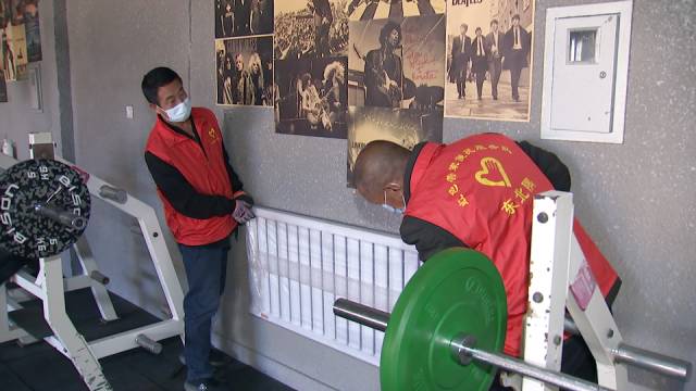 东北隅村村民  朱玉喜:便民服务队特别好,修房,修下水道,修暖气,一