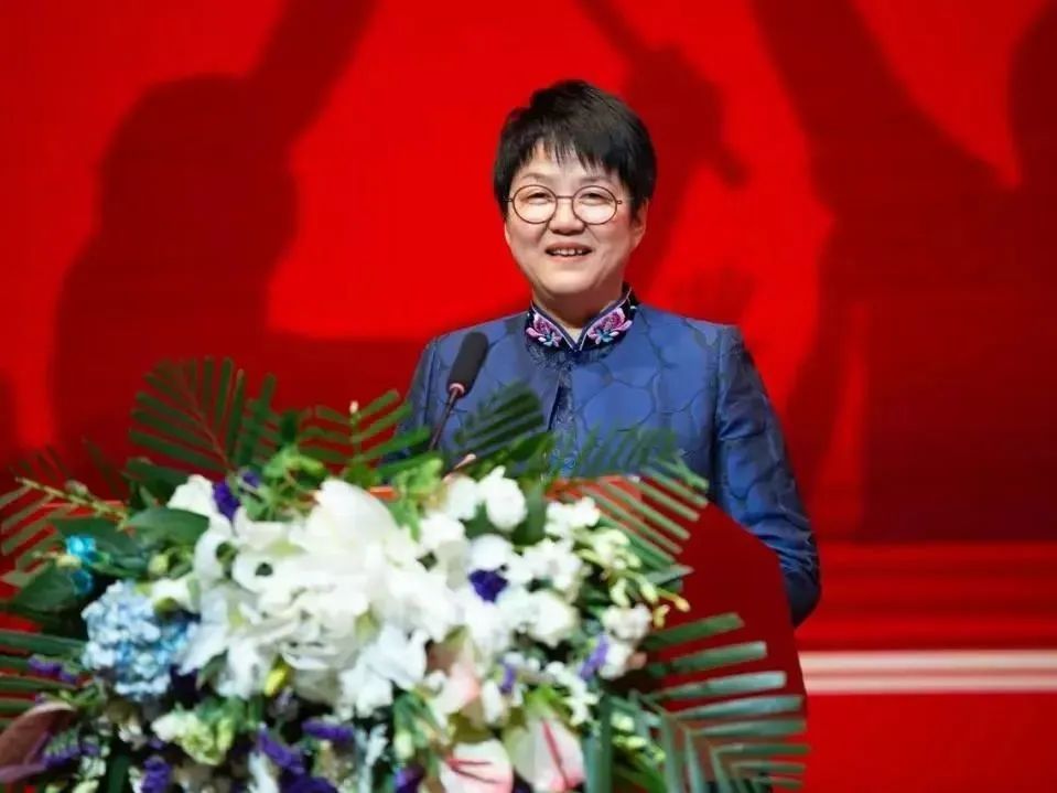 周超男全国政协委员,河北省总商会副会长,润泽科技发展有限公司董事长