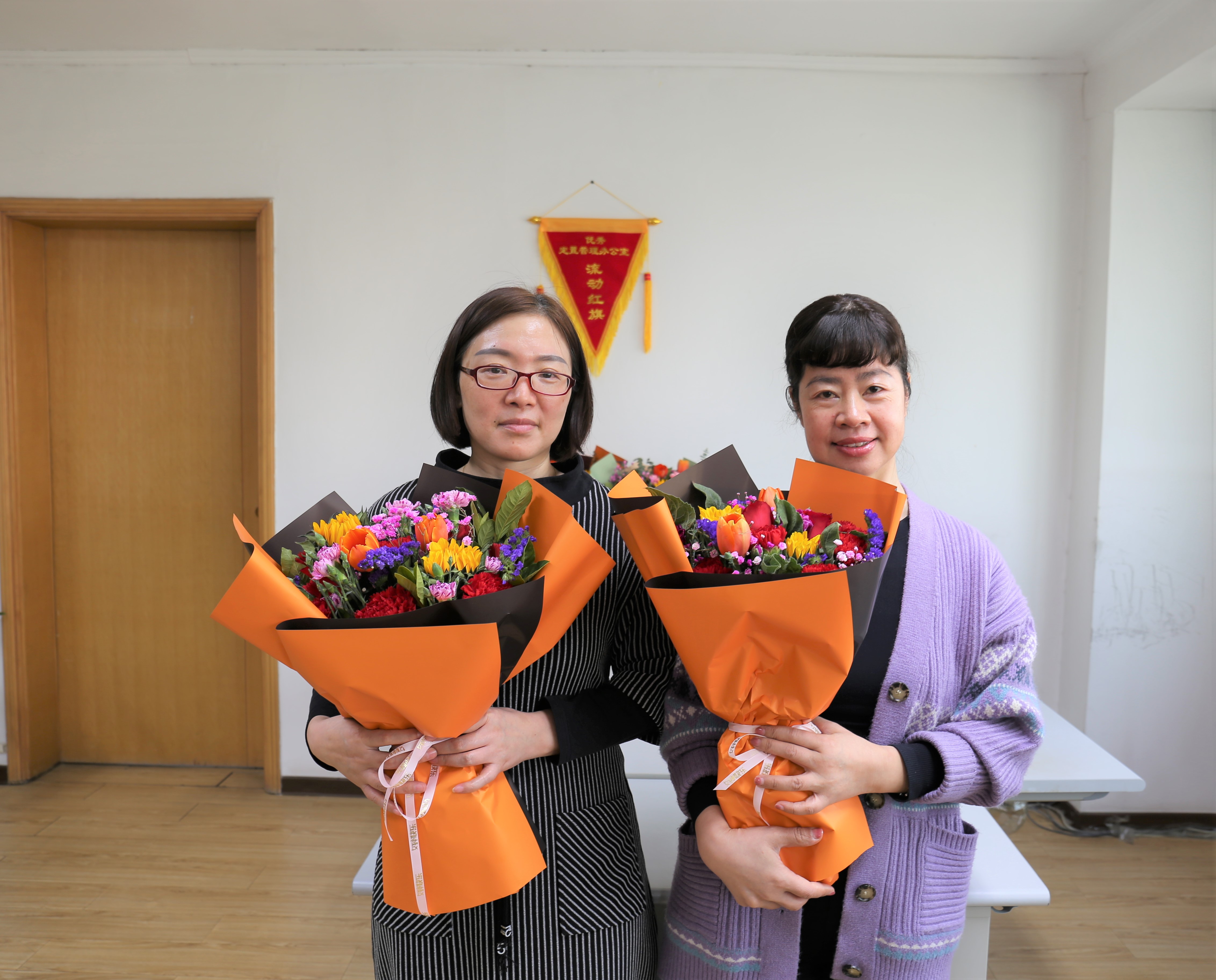 中海油服钻井塘沽作业公司开展"三八妇女节"温情送花活动-津云app