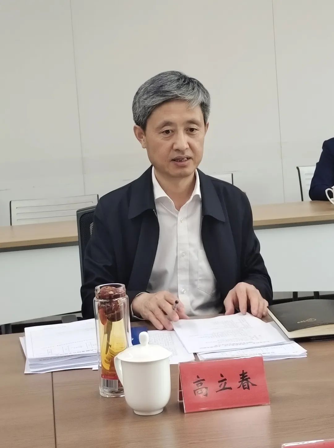 座谈会上,雄安新区管委会公共服务局高立春局长首先对郑清春校长一行