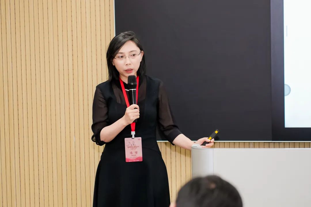 上海大学管理学院院长镇璐做题为"上海大学管理学科发展思路浅析"的