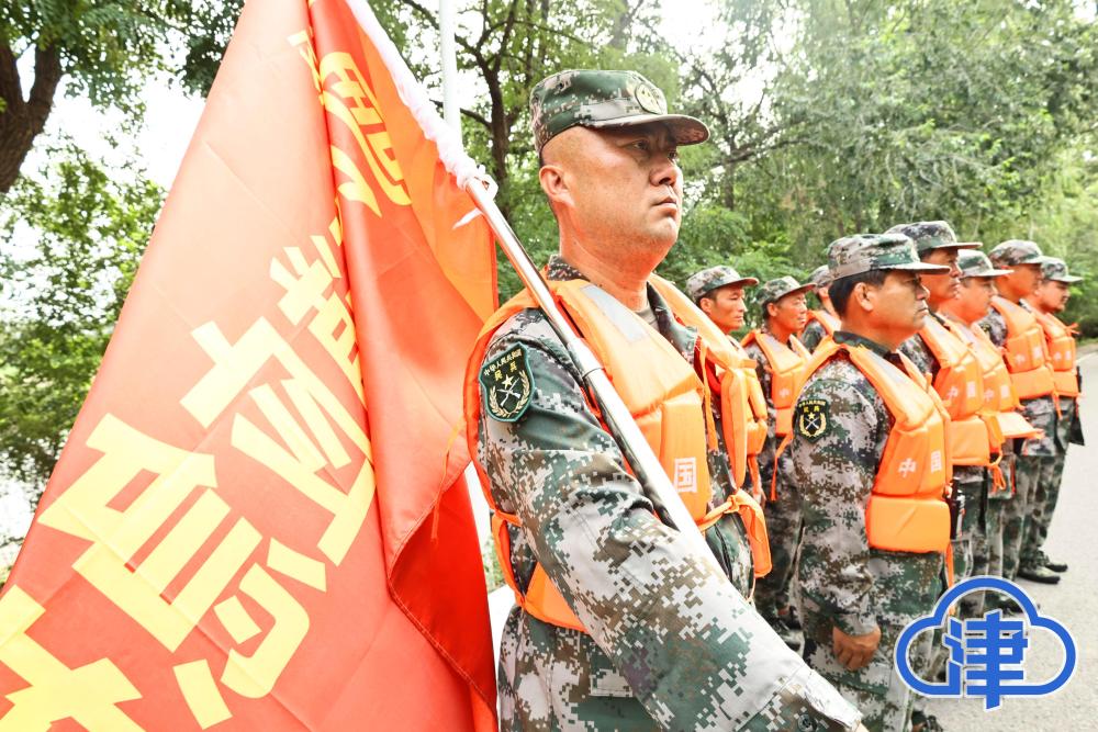 了雨夜的寂静,正在青龙湾减河岸巡堤的民兵钱永伟揉了揉疲惫的双眼,按