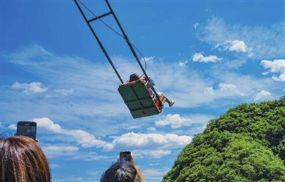 高空玻璃栈道受欢迎高空玻璃观景平台成网红九山顶自然风景区为游客