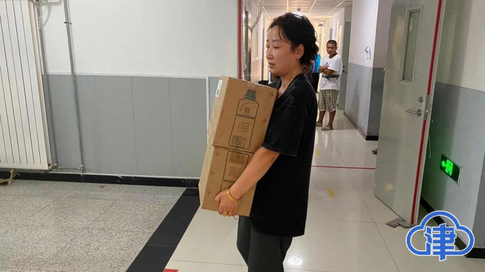 抗洪一线年轻干部崔媛关心百姓需求勇挑转移重担