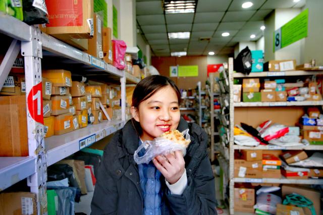 最近快递站里的工作很忙碌,下午两点多,齐欣妍吃上了一天里的第一顿饭