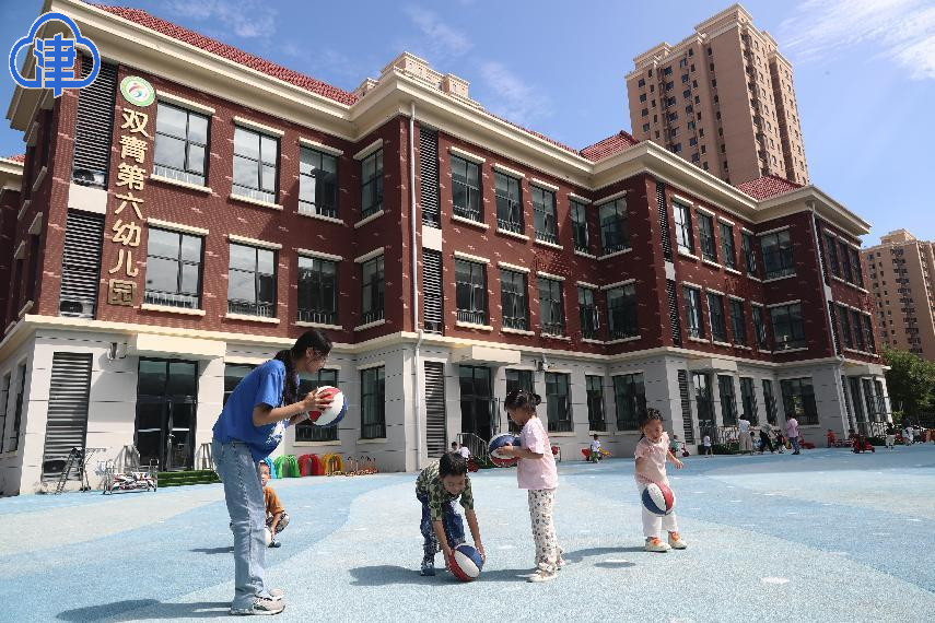 天津北方网讯:作为北辰区民心工程之一的双青第六幼儿园今日开园,迎来